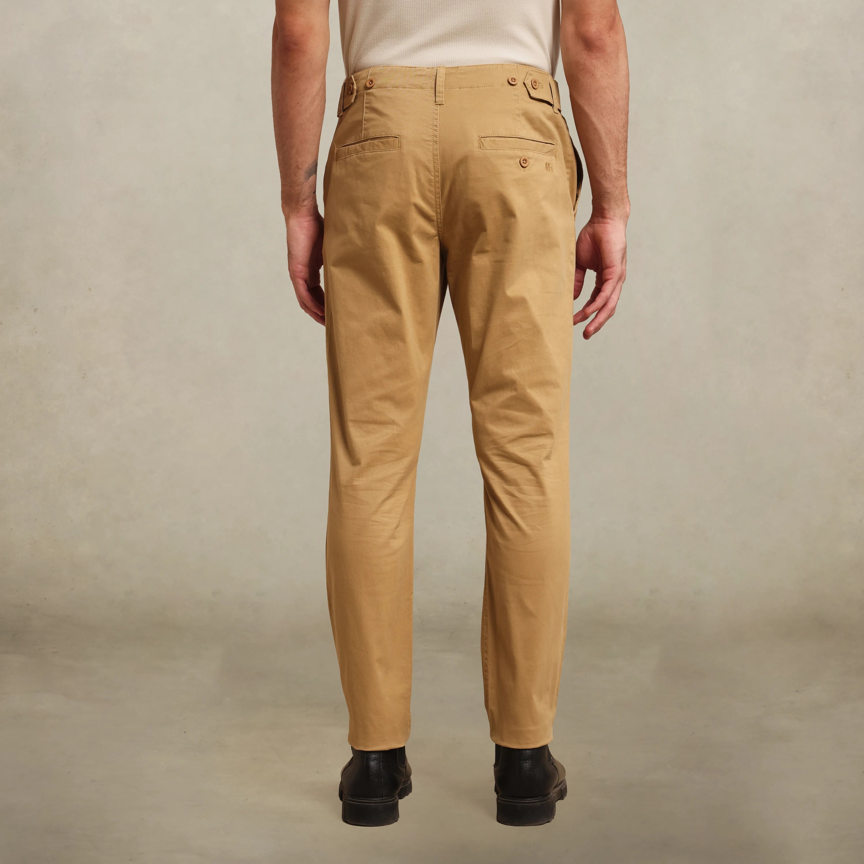 Contemporary khaki trousers for daily fashion